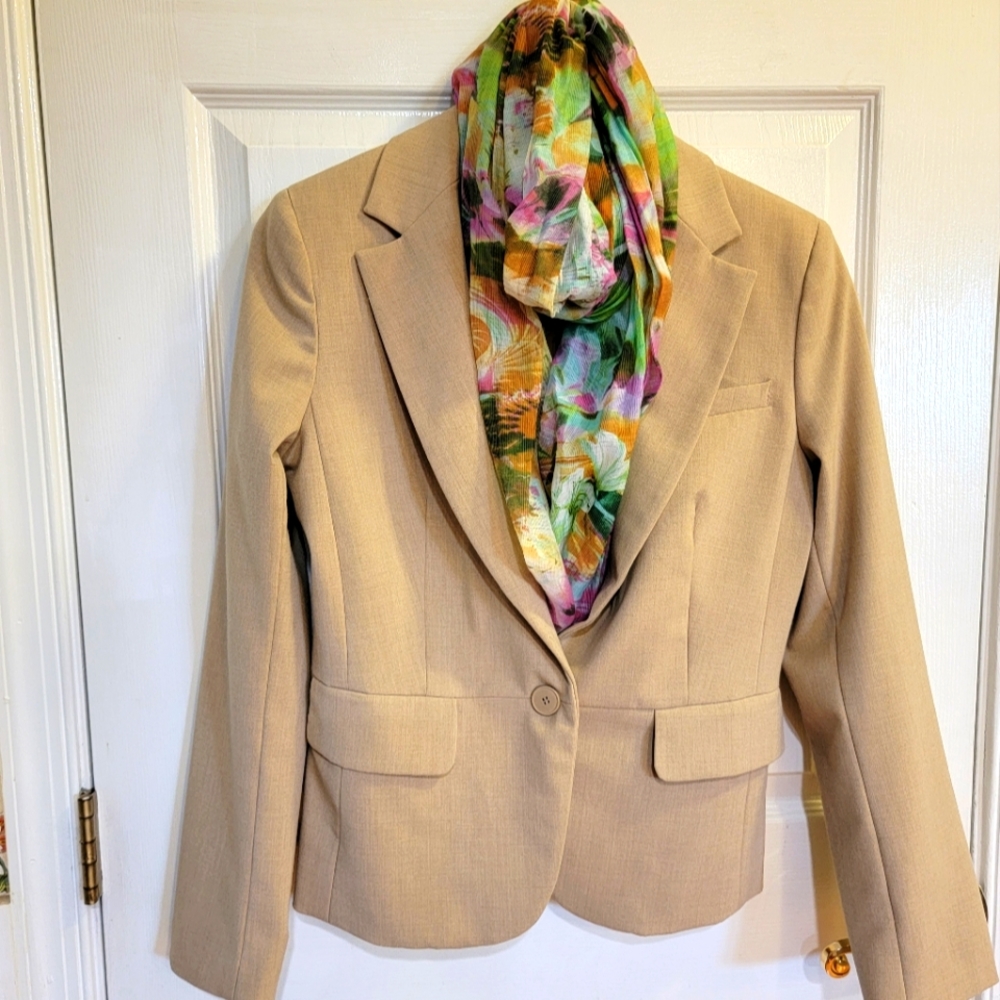 DONATED Cute tan short jacket, lined and in great condition